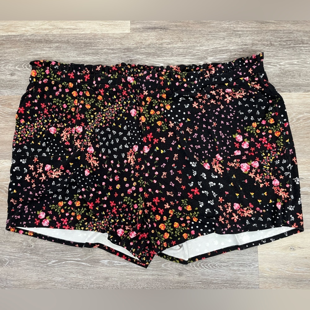 TORRID black elastic waist jersey knit floral pullon shorts, size 5 (5X).